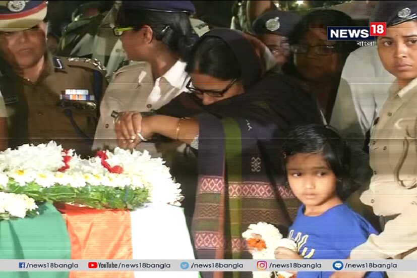 একদিকে স্বামী হারানোর যন্ত্রণা তো অন্যদিকে মেয়েকে মানুষ করার সামনে বড় চ্যলেঞ্জ ৷ দেশের জন্য শহিদ হয়েছেন স্বামী ৷ অত্যন্ত দুঃখের মাঝে গর্বও হয় এই বিষয়ে ৷