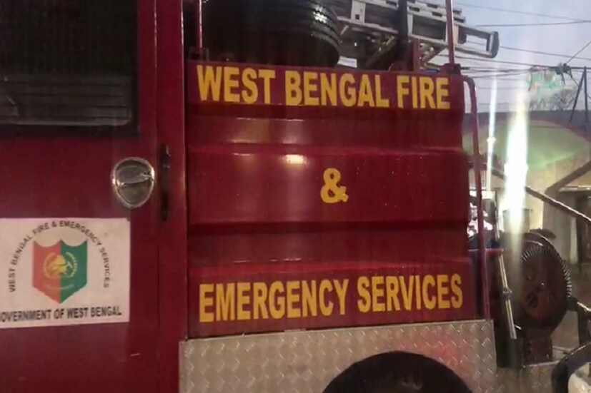 দমকলের পক্ষ থেকে যুদ্ধকালীন তদপরতায় চলছে কাজ ৷ 