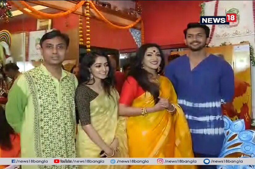 মাতৃদর্শনের পরে সবার সঙ্গে ঋতুপর্ণা ৷ 
