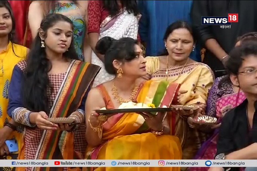 পুজো মনেই সবার সহ্গে আনন্দ ভাগ করে নেওয়া ৷ আর এর মধ্যে দিয়েই আনন্দ বেড়ে যায় বেশ কয়েকগুণ ৷ 