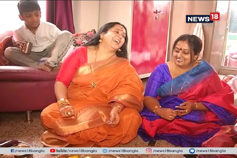 জনপ্রিয় অভিনেত্রী অপরাজিতা আঢ্যর বাড়িতে সরস্বতী পুজোর দৃশ্য ৷ সেই চেনা জানা হাসিতে অপরাজিতা ৷ 