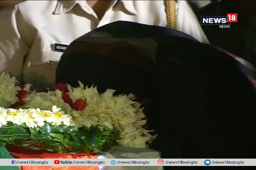 প্রেমের দিন অর্থাৎ ভ্যালেন্টাইন্স ডে ঠিক বিকেলেই শহিদ ৪২ জন জওয়ানের পরিবারে যেন অশনিসংকেত দেখা দিয়েছিল ৷ সুখে দুঃখে বেশ ছিল বাবলু সংসার ৷ তবে এই পরিণতি তাঁর স্ত্রী কেনও চরম বিরোধীও চায়নি এটা বলাই বাহুল্য ৷