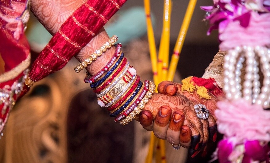 ঘটনাটি ঘটেছে আহমেদাবাদে ৷ গোন্ডালে একটি বিয়ের মধ্যেই ঘটে গেল এই দুঃখের ঘটনা ৷ দুই পরিবারে গণ্ডগোল বাধে খাওয়ার বিষয় নিয়ে ৷ Representive ঘটনাটি ঘটেছে আহমেদাবাদে ৷ গোন্ডালে একটি বিয়ের মধ্যেই ঘটে গেল এই দুঃখের ঘটনা ৷ দুই পরিবারে গণ্ডগোল বাধে খাওয়ার বিষয় নিয়ে ৷ Representive