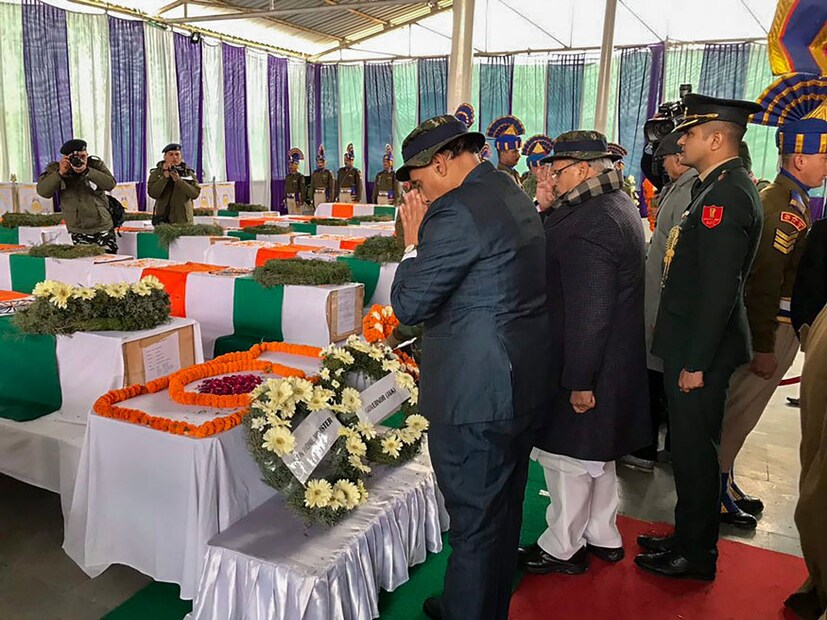 শহিদ জওয়ানদের দেহ নিয়ে যাওয়া হবে নয়াদিল্লিতে, তার আগেই বুদগামের সিআরপিএফ ক্যাম্পে 'বীর জওয়ান,অমর রহে' শ্লোগান তুলে নিহত জওয়ানদের শ্রদ্ধার্ঘ্য জানিয়েছেন বুদগাম ক্যাম্পের সামরিক বাহিনী।  (Image: PTI)