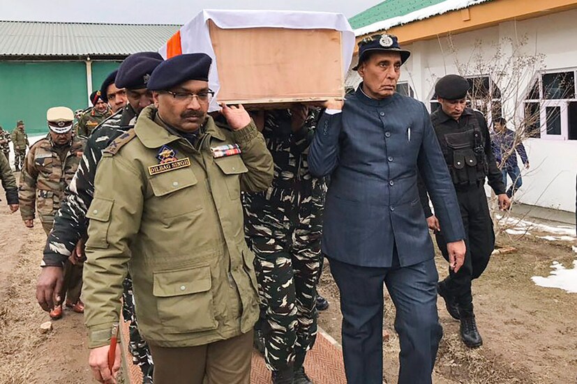ভয়াবহ এই জঙ্গি হামলায় অকালে প্রাণ দিয়েছেন যাঁরা, তাঁদের যথাযথ সম্মান জানাতেই কফিন নিজের কাঁধে তুলে নিয়েছেন স্বরাষ্ট্রমন্ত্রী রাজনাথ সিং ও জম্মু-কাশ্মীর ডিজিপি দিলবাগ সিং। (Image: PTI)