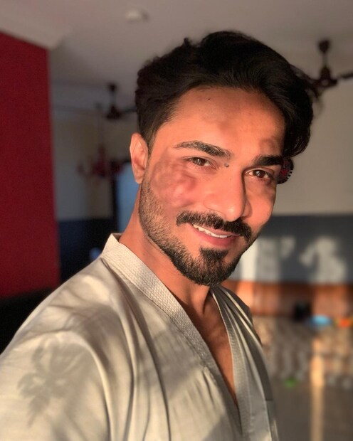 • সেদিন কফি শপ থেকে তাঁকে বাড়ি পৌঁছে দিতে গিয়েছিলেন সলমন ৷ ওই মহিলার অভিযোগ, সে সময়ই তাঁর শরীরে খারাপভাবে হাত দেন সলমন ৷ প্রতিবাদ করতে গেলে সলমন বলেন, এরকম জিনিস বলিউডে হয়েই থাকে ৷ ছবি: ইনস্টাগ্রাম ৷