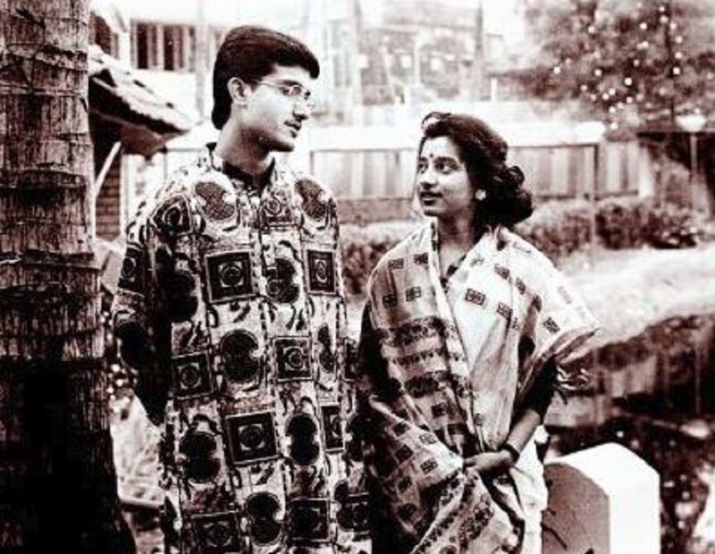 তবে এই বিয়ের ২২ বছর যে খুব নির্ঝঞ্ঝাট ছিল তেমন নয় ৷ ব্যস্ত ক্রিকেটারের স্ত্রী হিসেবে সংসার পুরোদমে সামলাতে হয়েছে ডোনাকে ৷ একইভাবে নিজের নাচের জগৎও সামলে গিয়েছেন সৌরভপত্নী ৷  Photo Collected 