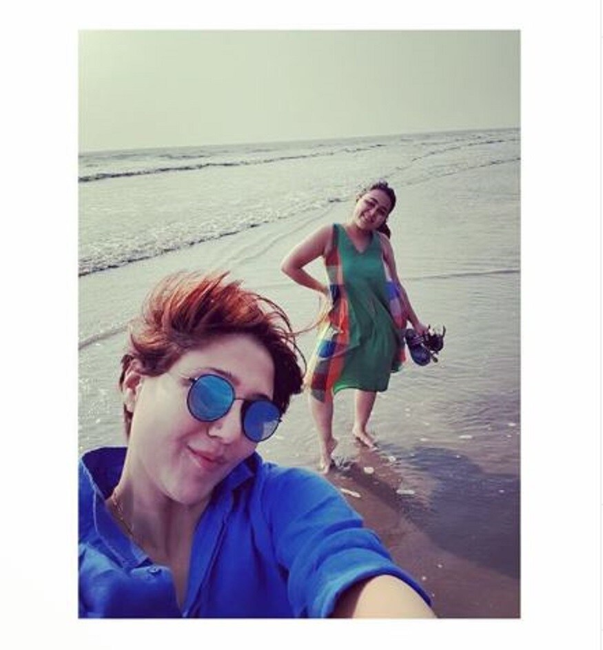 জীবনে অনেক চড়াই উতরাই পেরিয়ে এখন অনেকটাই গুছিয়ে নিয়েছেন নিজেকে ৷ তাঁর জীবনের সবথেকে গুরুত্বপূর্ণ মানুষটিই হল তাঁর মেয়ে অন্বেষা ৷ বিচে সময় কাটাচ্ছেন দু’জনে ৷ স্বস্তিকা লিখেছেন দা সান এন্ড আস ! অর্থাৎ একমাত্র সূর্য আর আমরা...এর নামই তো জীবন ৷ Photo Courtesy: Instagram জীবনে অনেক চড়াই উতরাই পেরিয়ে এখন অনেকটাই গুছিয়ে নিয়েছেন নিজেকে ৷ তাঁর জীবনের সবথেকে গুরুত্বপূর্ণ মানুষটিই হল তাঁর মেয়ে অন্বেষা ৷ বিচে সময় কাটাচ্ছেন দু’জনে ৷ স্বস্তিকা লিখেছেন দা সান এন্ড আস ! অর্থাৎ একমাত্র সূর্য আর আমরা...এর নামই তো জীবন ৷ Photo Courtesy: Instagram