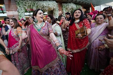 #AkashShlokaWedding: ছেলের বিয়ে, বারাতে নাচ করলেন নীতা আম্বানি #AkashShlokaWedding: ছেলের বিয়ে, বারাতে নাচ করলেন নীতা আম্বানি