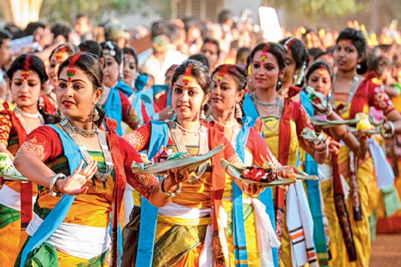 অতিথিদের সুবিধার জন্য জলের বোতল ও পাউচ সরবরাহ করবে বিশ্বভারতী কর্তৃপক্ষ। তাই সব অপেক্ষার অবসান ৷ এবার শুরু রঙের উৎসবে গা ভাসানোর ৷ Photo: Collected