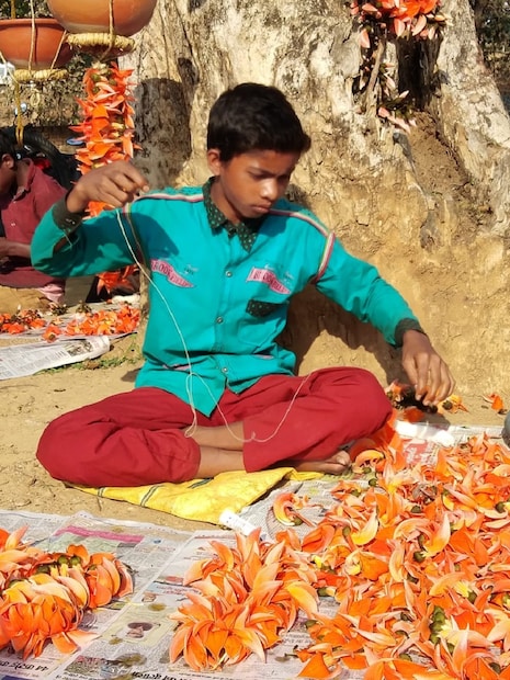 এ বছর সন্ধে ৬টায় ঘণ্টাতলায় পলাশ পরবের প্রদীপ জ্বালিয়ে উদ্বোধন করেন কবি গৌতম ঘোষদস্তিদার।  তারপর ঝুমুর গান পরিবেশন করেন স্থানীয় শিল্পীরা। পরে সাঁওতালি নাচে মোহিত করেন স্থানীয় আদিবাসী শিল্পীরা। এরপর সংবর্ধনা জ্ঞাপন অনুষ্ঠান।