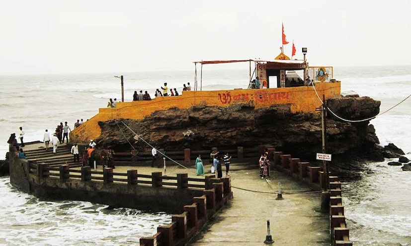 ♦ এই মন্দিরকে ঘিরে লোকমুখে অনেক ইতিহাস রয়েছে। যেমন কোন কোন পন্ডিত ব্যক্তি বলেন বাবা নাকি খালি হাতে কাউকে ফেরান না। আবার কেউ বলেন বাবার দেখা পাওয়া নাকি সৌভাগ্যের ব্যাপার। ছবি: সংগৃহীত ৷