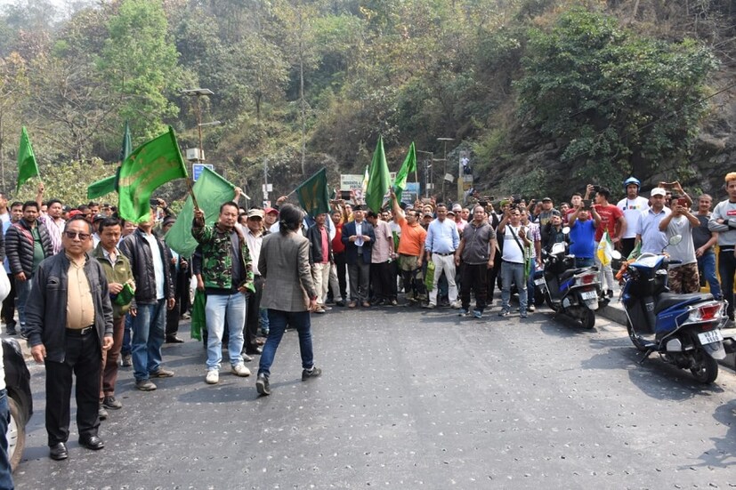 লোকসভা নির্বাচনে দার্জিলিং কেন্দ্রে জিএনএলএফ সমর্থিত বিজেপি প্রার্থী রাজু বিস্তা । 