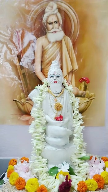 ♦ হে তেত্রিশ কোটি দেবতা আমাকে আশীর্বাদ করো। সৃষ্টির জীব পরিবারবর্গাবলী বংশাবলী এবং অধমকে কৃপা কর। আমাদের সুখী সমৃদ্ধ দরদী পরিবারে পরিণত কর ৷ ছবি: অমৃত হালদার ৷
