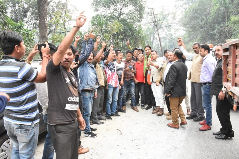 দার্জিলিঙে নানা প্রান্তে লোকসভা প্রচার করছেন বিজেপি প্রার্থী রাজু বিস্তা ।