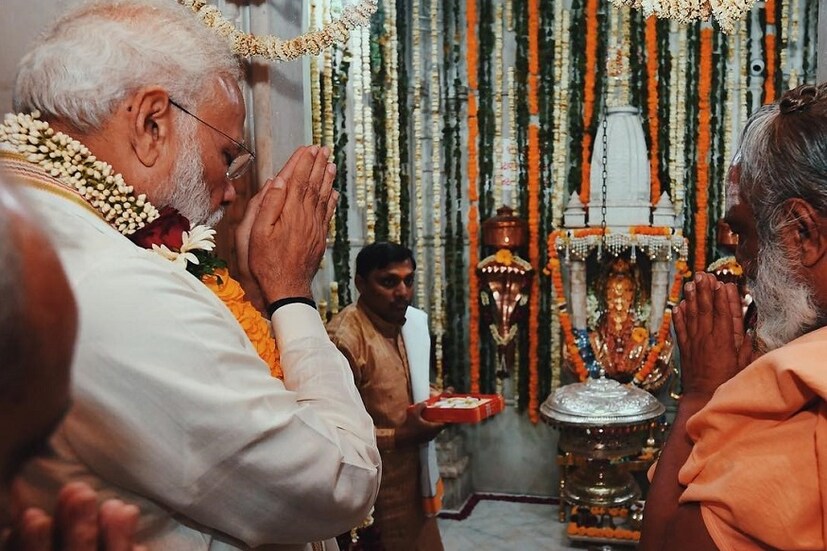 ♦ একে সোমবার তার উপর মহাশিবরাত্রি ৷ এ বছর শিবরাত্রির তিথি একটু বেশিই বিশেষ ৷ আর শিবরাত্রিতে গুজরাতের গান্ধিনগরে ধোলেশ্বর মহাদেবের মন্দিরে পুজো দিলেন প্রধানমন্ত্রী নরেন্দ্র মোদি ৷ ছবি: ইনস্টাগ্রাম ৷