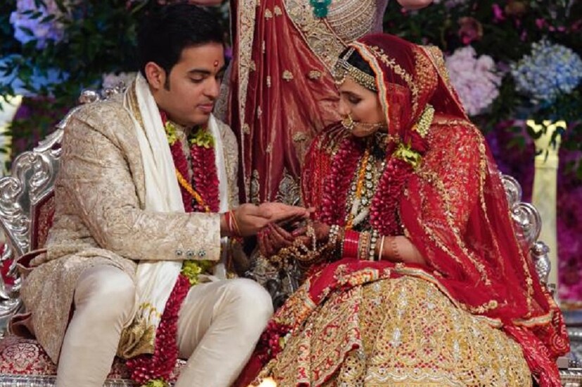 • গতকাল এক বর্ণাঢ্য অনুষ্ঠানে বিয়ে হয়েছে আকাশ আম্বানি আর শ্বেতা মেহতার ৷ সেই বিয়ের জৌলুস ছিল দেখবার মতো ৷ আর হবে নাই বা কেন ৷ ভারতের সবচেয়ে ধনী ঘরের বিয়ে বলে কথা ৷ মুকেশ আম্বানির ছেলে আকাশের সঙ্গে চার হাত এক হল হিরে ব্যবসায়ী রাসেল মেহতা এবং মোনা মেহতার ছোট মেয়ে শ্লোকার ৷ (Image: Viral Bhayani)