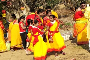 অযোধ্যা পাহাড়ের নীচে আদিবাসীদের সঙ্গে কাটান 'পলাশ পরব'