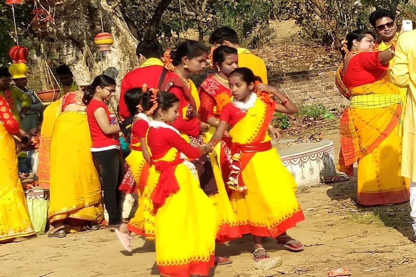 পলাশের তলায় যদি কাটানো যেত দোলটা, তবে মন্দ হত না। কিন্তু শান্তিনিকেতনে তো সকলেই যায়। একটু অন্য রকম কোথাও গেলে কেমন হয়! আর যদি সেই জায়গাটা হয় অযোধ্যা পাহাড়। ভাবুন তো পাহাড়ে ঘেরা অরণ্যের মাঝ খানে আপনি দোল খেলছেন। মজাটাই আলাদা। এমনই এক পলাশ পরব হয় অযোধ্যা পাহাড়ের নীচে। বাগমুন্ডি আর অযোধ্যা যেন মিলেমিশে একাকার এখানে। ভয় পাওয়ার কিছু নেই নাম শুনে। ওখানকার মানুষেরা শহরের জটিল জীবনের ছোঁয়া এখনও পাইনি। তাই তাঁরা সহজেই আপনাকে করে নেবে আপন। আদিবাসিদের সঙ্গে মিশে গিয়ে আপনিও যেন এই উৎসবে হয়ে উঠতে পারেন মাটির মানুষ।