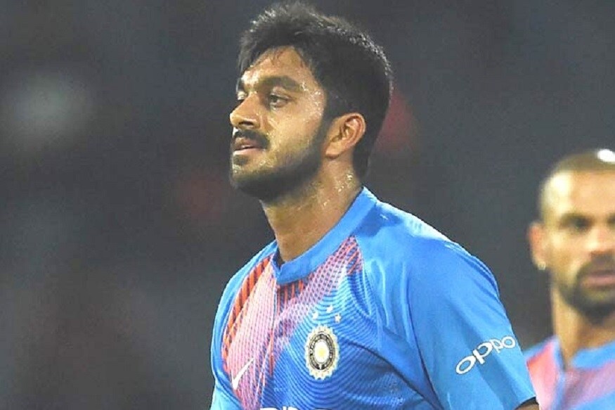 বিশ্বকাপ অডিশনে দলের ফাইন টিউনিংয়ে হাতে এখনও তিনটে ম্যাচ রয়েছে। চলতি সিরিজের তৃতীয় ম্যাচ খেলতে এদিনই রাঁচি পৌঁছে গেছে ভারতীয় দল। ধোনির শহরে সিরিজ জেতার থেকেও বেশি আগ্রহ বিজয় শঙ্করকে ঘিরে। নিদাহাস ফাইনালে সমালোচনা হয়েছিল মন্থর ব্যাটিংয়ের। কিন্তু নিউজিল্যান্ড সফরে দুই বিভাগেই মন কেড়েছেন বিজয় শঙ্কর। ওয়েলিংটনেও ঝড় তুলেছিলেন ব্যাটে। মুখে অবশ্য বিশ্বকাপ দল নির্বাচনের চাপের কথা উড়িয়ে দিয়েছেন। File Photo বিশ্বকাপ অডিশনে দলের ফাইন টিউনিংয়ে হাতে এখনও তিনটে ম্যাচ রয়েছে। চলতি সিরিজের তৃতীয় ম্যাচ খেলতে এদিনই রাঁচি পৌঁছে গেছে ভারতীয় দল। ধোনির শহরে সিরিজ জেতার থেকেও বেশি আগ্রহ বিজয় শঙ্করকে ঘিরে। নিদাহাস ফাইনালে সমালোচনা হয়েছিল মন্থর ব্যাটিংয়ের। কিন্তু নিউজিল্যান্ড সফরে দুই বিভাগেই মন কেড়েছেন বিজয় শঙ্কর। ওয়েলিংটনেও ঝড় তুলেছিলেন ব্যাটে। মুখে অবশ্য বিশ্বকাপ দল নির্বাচনের চাপের কথা উড়িয়ে দিয়েছেন। File Photo