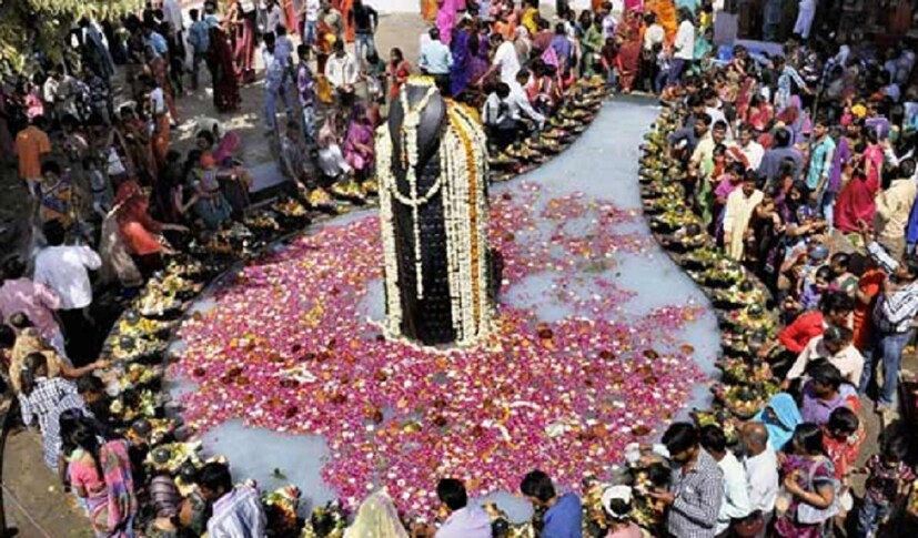 ♦ শাস্ত্র বলে এরপর প্রতিদিন রুদ্র মন্ত্র জপ করা উচিত ৷ কেননা এই সময় মহাদেবকে ধন্যবাদ জ্ঞাপন করা প্রয়োজন ৷ তবে বলা হয়, রুদ্রমন্ত্র জপ করলে আরও অনেক কিছুই ভাল ফল লাভ করা যায় ৷ সেই সুফল বর্ষিত হয় জীবনে ৷ আসুন জেনে নেওয়া যাক সে সম্পর্কে-