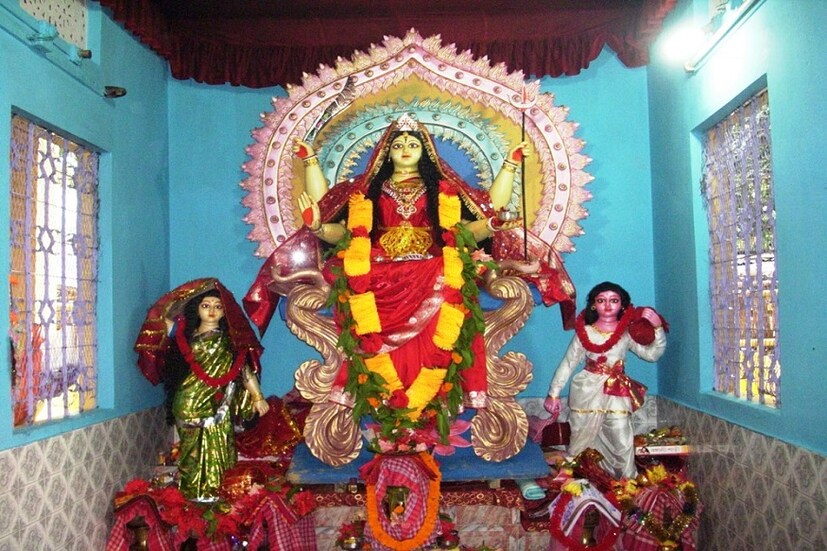 সংসারে বসবাস করতে গেলে সংঘবদ্ধ হয়ে চলতে হয় ৷ সবাইকে নিয়ে চলার অন্য নামই জীবন ৷ সুখে-দুঃখ ভাগ করে নিয়ে গাইতে হয় জীবনের জয়গান ৷ 