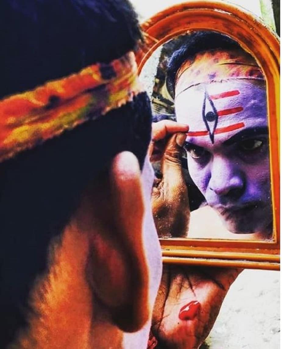 কানের আওয়াজটা অ্যাডজাস্ট করে বললেন, 'কেন এসেছেন এখানে?' কী চাই আমার কাছে? আপনারা শহরের লোকেরা তো কাজ ছাড়া আসেন না আমাদের কাছে! আমি কিন্তু কোনও কাজ পয়সা ছাড়া করি না।' বলেই একটা বিড়ি বার করে ধরালেন। এই প্রশ্নের কোনও উত্তর তো আর হয় না। কেমন আছেন? একটু আপনার কথা শুনব? এবার হো হো করে হেসে ফেললেন কালীপদবাবু। 'গল্প শুনবেন তাও আমার? কীসব যে বাজে কথা বলেন। কী দরকার আপনার বলুন তো? আমার কথা কেউ শোনে না। আমাদের কথা কেউ শোনে না। আমরা বেঁচে আছি কিনা তার খবরই কেউ রাখে না। আর এসেছেন গল্প শুনতে। পেটে খিদে থাকলে কী আর গল্প হয় বাবু!'' তারপর নিজের পেটে হাত দিয়ে বললেন, 'পেটের জ্বালা কী জানেন? আমরা খেতে পাই না দু বেলা ভাল করে। আগে টাকা দেন তবে কথা বলব। কানের আওয়াজটা অ্যাডজাস্ট করে বললেন, 'কেন এসেছেন এখানে?' কী চাই আমার কাছে? আপনারা শহরের লোকেরা তো কাজ ছাড়া আসেন না আমাদের কাছে! আমি কিন্তু কোনও কাজ পয়সা ছাড়া করি না।' বলেই একটা বিড়ি বার করে ধরালেন। এই প্রশ্নের কোনও উত্তর তো আর হয় না। কেমন আছেন? একটু আপনার কথা শুনব? এবার হো হো করে হেসে ফেললেন কালীপদবাবু। 'গল্প শুনবেন তাও আমার? কীসব যে বাজে কথা বলেন। কী দরকার আপনার বলুন তো? আমার কথা কেউ শোনে না। আমাদের কথা কেউ শোনে না। আমরা বেঁচে আছি কিনা তার খবরই কেউ রাখে না। আর এসেছেন গল্প শুনতে। পেটে খিদে থাকলে কী আর গল্প হয় বাবু!'' তারপর নিজের পেটে হাত দিয়ে বললেন, 'পেটের জ্বালা কী জানেন? আমরা খেতে পাই না দু বেলা ভাল করে। আগে টাকা দেন তবে কথা বলব।
