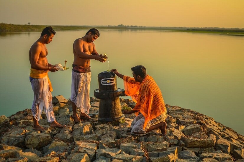 ♦ পুরাণে আছে, এই দিন শিব ও পার্বতীয় বিয়ে হয়েছিল। তবে এই দিনটার এমন অস্বাভাবিক মাহাত্ম্য কেন? বলা হয়, উত্তর গোলার্ধের আকাশে এই দিনটিতে গ্রহ-নক্ষত্রের সংস্থান এমন হয়, যাতে মানুষ তার আধ্যাত্মিক এবং অন্যান্য শক্তি বিশেষভাবে জাগ্রত করে তুলতে পারে। অনেকের বিশ্বাস, শিবরাত্রিতে মহামৃত্যুঞ্জয় মন্ত্র ইত্যাদি পাঠ করলে সত্যি সত্যিই শক্তি বাড়ে। কিন্তু বাংলার সাধারণ মানুষের মধ্যে শিবরাত্রি কেন এতটা মহিমা অর্জন করল? ছবি: দেবমাল্য দাস ৷
