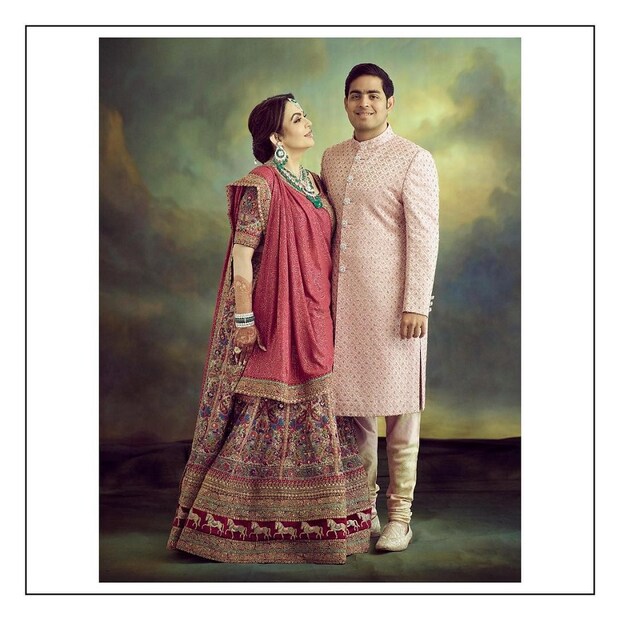 ♦ বিয়ে হয়ে গেল রিলায়েন্স ইন্ডাস্ট্রিজের চেয়ারম্যান মুকেশ আম্বানির ছেলে আকাশ আম্বানির ৷ হিরে ব্যবসায়ী রাসেল মেহতার মেয়ে শ্লোকা মেহতার সঙ্গে বিয়ে হয়ে গেল আকাশের ৷ ছবি: ইনস্টাগ্রাম ৷