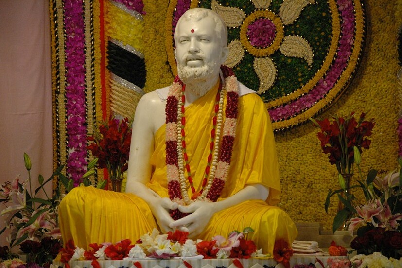 ঠাকুর শ্রীশ্রী রামকৃষ্ণ পরমহংসদেব সংসারী মানুষদের উপদেশ দিয়েছিলেন ৷ একহাতে ঈশ্বরকে ধরে রাখবে আর একহাতে সংসার করবে ৷ 