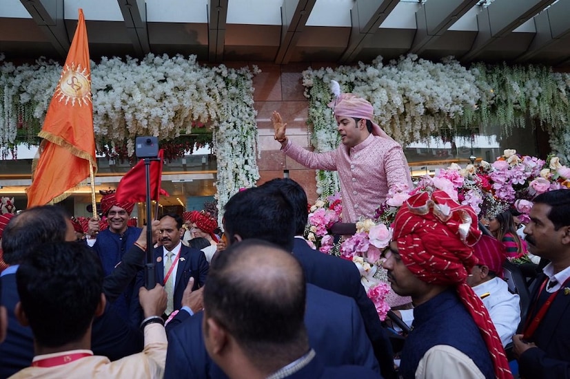 ♦ রিলায়েন্স ইন্ডাস্ট্রিজের চেয়ারম্যান মুকেশ আম্বানির ছেলে আকাশ আম্বানির বিয়ে বলে কথা ৷ এলাহি আয়োজন ৷ ‘কৃষ্ণ’থিমে সেজেছে অ্যান্টিলা ৷ ছবি: নিউজ এইটিন ৷