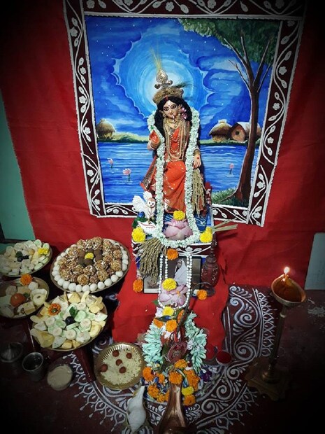 ♦ কিন্তু আজকের কর্মব্যস্ত জীবনে শুদ্ধ আচারেঅথচ সহজে লক্ষ্মীপূজা করবেন কী ভাবে?