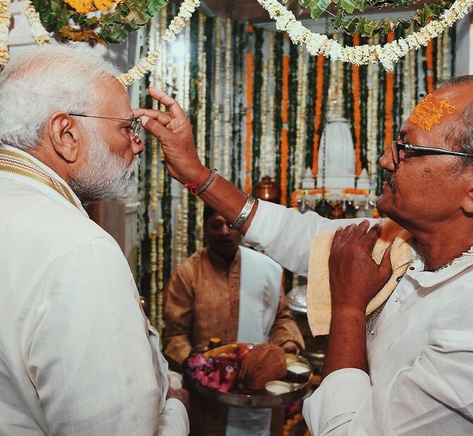 ♦ আমদাবাদের কাছে রায়সেন গ্রামে থাকেন প্রধানমন্ত্রীর মা। সোমবার বিকেলে সেখানে যান মোদি। প্রথমে গ্রামের প্রসিদ্ধ ধোলেশ্বর মন্দিরে শিবরাত্রির পুজোপাঠ করেন প্রধানমন্ত্রী। এর পর যান মায়ের সঙ্গে দেখা করতে। সেখানে হাজির ছিলেন প্রধানমন্ত্রীর ভাই পঙ্কজ মোদিও। ছবি: পিটিআই ৷