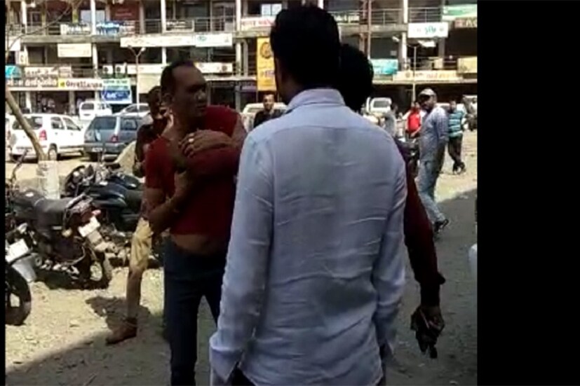 ♦ পুলিশ জানিয়েছে, এক মহিলা অভিযোগ করেছেন, প্রবীণ ধোরাজিয়া নামে ওই মধ্যবয়স্ক ব্যক্তি তাঁকে অশ্লীল ভিডিও পাঠিয়েছেন ৷ এবং সেই ভিডিও পাঠানোর পর তাঁকে কুপ্রস্তাবও দিয়েছিলেন তিনি ৷