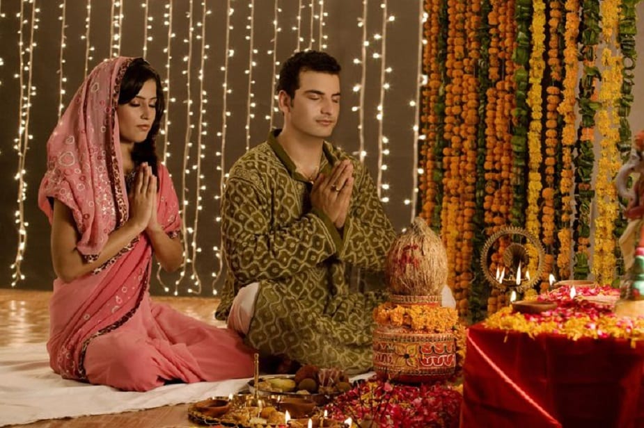 ♦ কিন্তু প্রশ্নটা হল এই কাজটি করবেন কীভাবে? সারা জীবন শুক্র গ্রহ আপনার বন্ধু হয়ে থাকুক, এমনটা যদি চান, তাহলে প্রতি শুক্রবার দুটি মন্ত্র নিয়ম করে পাঠ করতে হবে। যেমন ধরুন- ♦ কিন্তু প্রশ্নটা হল এই কাজটি করবেন কীভাবে? সারা জীবন শুক্র গ্রহ আপনার বন্ধু হয়ে থাকুক, এমনটা যদি চান, তাহলে প্রতি শুক্রবার দুটি মন্ত্র নিয়ম করে পাঠ করতে হবে। যেমন ধরুন-