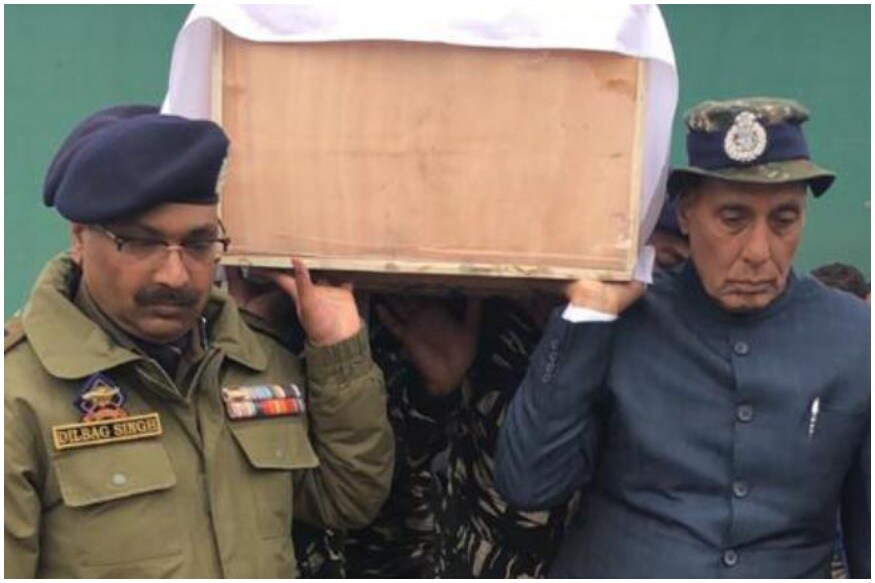 পুলওয়ামা শহিদদের প্রতি সম্মান জানাতে তাই এই বছর হোলি উৎসবে অংশগ্রহণ না করার সিদ্ধান্ত নিয়েছেন রাজনাথ। পুলওয়ামা শহিদদের প্রতি সম্মান জানাতে তাই এই বছর হোলি উৎসবে অংশগ্রহণ না করার সিদ্ধান্ত নিয়েছেন রাজনাথ।