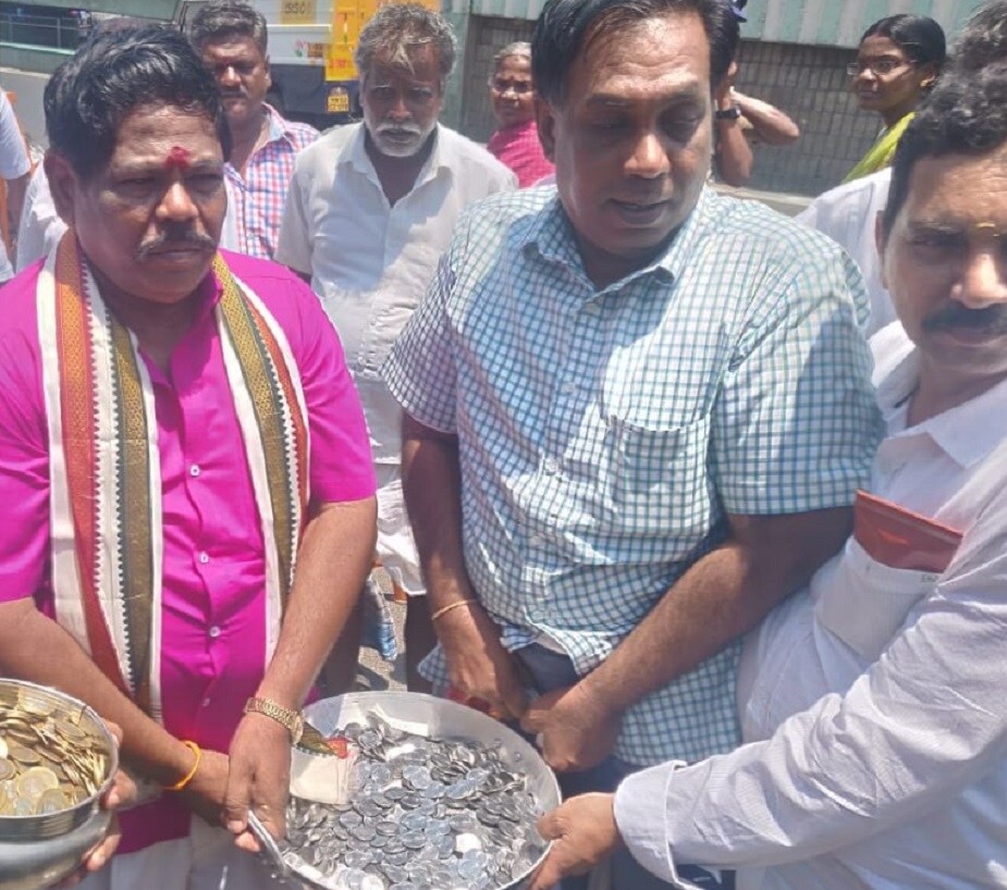 ♦ কুপ্পালজি দেবাদস আম্মা মাক্কাল ন্যাশনাল পার্টির হয়ে এ বারের লোকসভা ভোটে লড়বেন। দক্ষিণ চেন্নাই লোকসভা আসন থেকে প্রার্থী হয়েছেন তিনি। ওই আসন থেকে গত বার সাংসদ হয়েছিলেন এআইএডিএমকে-র টি রাধাকৃষ্ণন। ♦ কুপ্পালজি দেবাদস আম্মা মাক্কাল ন্যাশনাল পার্টির হয়ে এ বারের লোকসভা ভোটে লড়বেন। দক্ষিণ চেন্নাই লোকসভা আসন থেকে প্রার্থী হয়েছেন তিনি। ওই আসন থেকে গত বার সাংসদ হয়েছিলেন এআইএডিএমকে-র টি রাধাকৃষ্ণন।