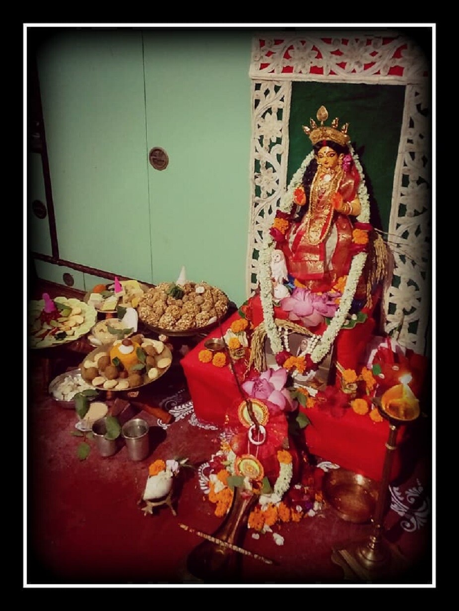 ♦ বৃহস্পতিবার লক্ষ্মীপূজার উপকরণ অতীব সামান্য। যেগুলি লাগে সেগুলি হল—সিঁদুর, ঘট ১টি, ধান সামান্য, মাটি সামান্য, আমপল্লব ১টি, ফুল ১টি, দুর্বা সামান্য, ফুল, কাঁঠালি কলা বা হরিতকি ১টি ৷ ♦ বৃহস্পতিবার লক্ষ্মীপূজার উপকরণ অতীব সামান্য। যেগুলি লাগে সেগুলি হল—সিঁদুর, ঘট ১টি, ধান সামান্য, মাটি সামান্য, আমপল্লব ১টি, ফুল ১টি, দুর্বা সামান্য, ফুল, কাঁঠালি কলা বা হরিতকি ১টি ৷