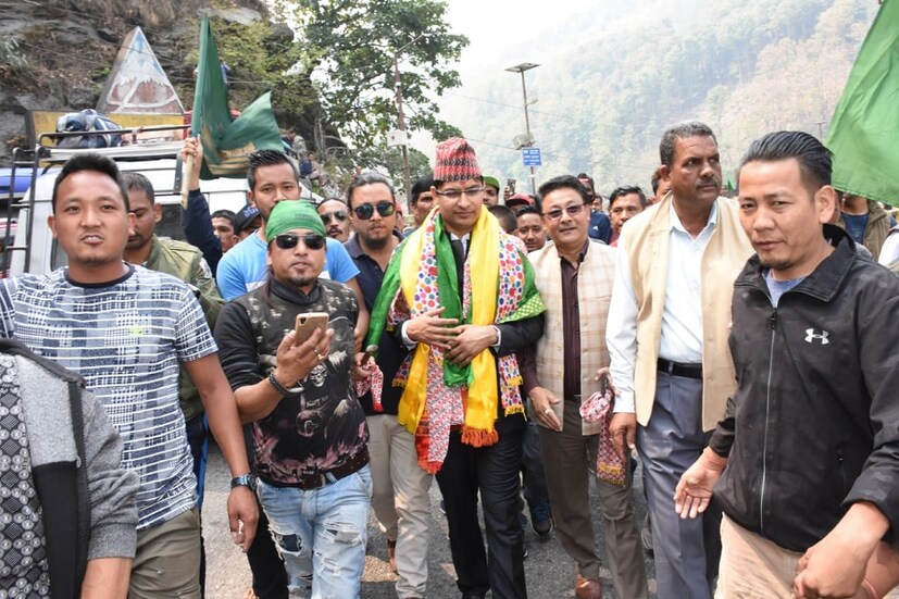 প্রবীণ গোর্খা নেতা স্বরাজ থাপার পদত্যাগের দিনই বিস্তাকে দার্জিলিং কেন্দ্রের প্রার্থী হিসেবে ঘোষণা করে বিজেপি । স্বরাজ থাপার মতে বিস্তা একজন &#039;বহিরাগত&#039;।