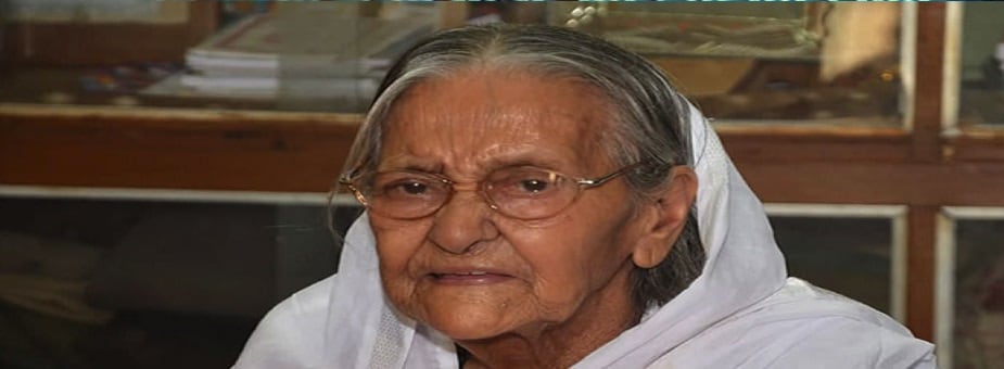 ১৯৪৭-এ দেশ স্বাধীন হল। সেই সঙ্গে এল দেশভাগ। তৈরি হল নতুন সংকট। ১৯৪৮। বড় ছেলে কপিলকৃষ্ণ ঠাকুর ও পরিবারের সকলকে নিয়ে এদেশে চলে এলেন বীণাপাণি দেবী। শুরু হল নতুন লড়াই। চব্বিশ পরগনায় উদ্বাস্তু কলোনি গড়ে তুললেন। নাম হল ঠাকুরনগর। এখান থেকেই ক্রমে ছড়াতে থাকে মতুয়াদের মহাসঙ্ঘের কাজকর্ম।Photo Source: Collected ১৯৪৭-এ দেশ স্বাধীন হল। সেই সঙ্গে এল দেশভাগ। তৈরি হল নতুন সংকট। ১৯৪৮। বড় ছেলে কপিলকৃষ্ণ ঠাকুর ও পরিবারের সকলকে নিয়ে এদেশে চলে এলেন বীণাপাণি দেবী। শুরু হল নতুন লড়াই। চব্বিশ পরগনায় উদ্বাস্তু কলোনি গড়ে তুললেন। নাম হল ঠাকুরনগর। এখান থেকেই ক্রমে ছড়াতে থাকে মতুয়াদের মহাসঙ্ঘের কাজকর্ম।Photo Source: Collected