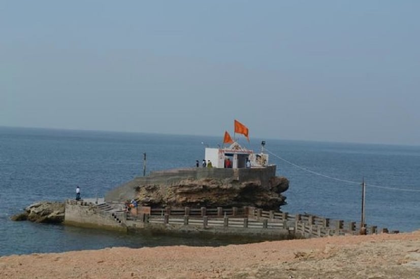 ♦ স্থানীয়ভাবে এই মন্দিরটি নিশকলঙ্গেশ্বর মন্দির নামেই বেশি বিখ্যাত। লোকমুখে এই মন্দির ইতিহাস যেভাবে ছড়িয়ে পড়েছে তাতে ধীরে ধীরে পর্যটকদের কাছেও এই মন্দিরের গুরুত্ব বাড়ছে। ছবি: সংগৃহীত ৷