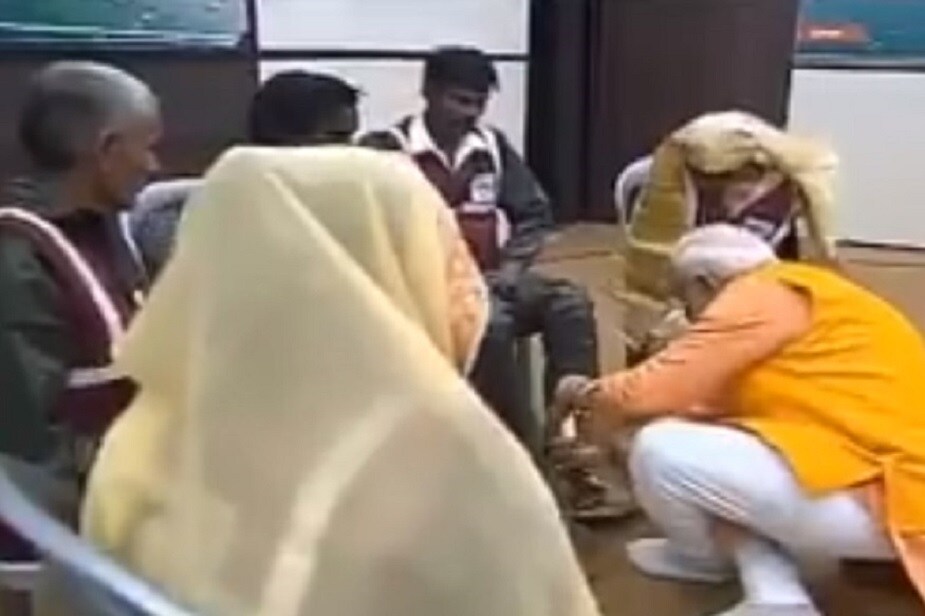 ♦ সাফাই কর্মীদের এই অবদানকে স্বীকার করে মোদী তাদের তহবিলে ২১ লক্ষ টাকা দান করেন৷ তবে এই প্রথম নয়৷ এর আগে নানা সমাজকল্যাণমূলক কাজে মোদীকে অর্থদান করতে দেখা গিয়েছে৷ কোন খাতে তিনি কত অর্থদান করেছেন তা ট্যুইট করে জানানো হয় প্রধানমন্ত্রীর অফিস থেকে৷ ♦ সাফাই কর্মীদের এই অবদানকে স্বীকার করে মোদী তাদের তহবিলে ২১ লক্ষ টাকা দান করেন৷ তবে এই প্রথম নয়৷ এর আগে নানা সমাজকল্যাণমূলক কাজে মোদীকে অর্থদান করতে দেখা গিয়েছে৷ কোন খাতে তিনি কত অর্থদান করেছেন তা ট্যুইট করে জানানো হয় প্রধানমন্ত্রীর অফিস থেকে৷