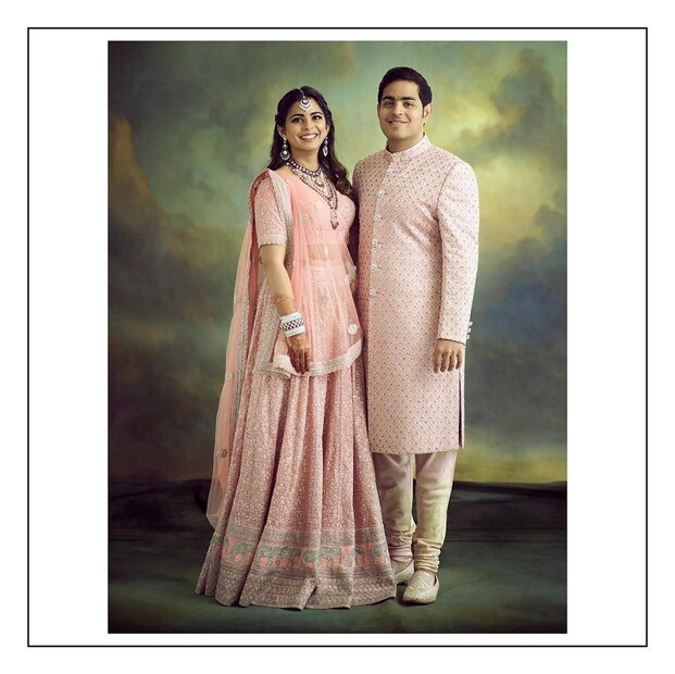  ♦ পা মেলান আম্বানি পরিবারের সদস্যরাও ৷ ছেলের বিয়েতে চুটিয়ে নাচ করেন মুকেশ আম্বানি ও নীতা আম্বানি ৷ যোগ্য সঙ্গত দেন সদ্য বিবাহিত ইশা আম্বানি ও তাঁর স্বামী আনন্দ পিরামল ৷ ভাই অনন্ত আম্বানিও সমান তালে বারাতে পা মেলান ৷ ছবি: ইনস্টাগ্রাম ৷