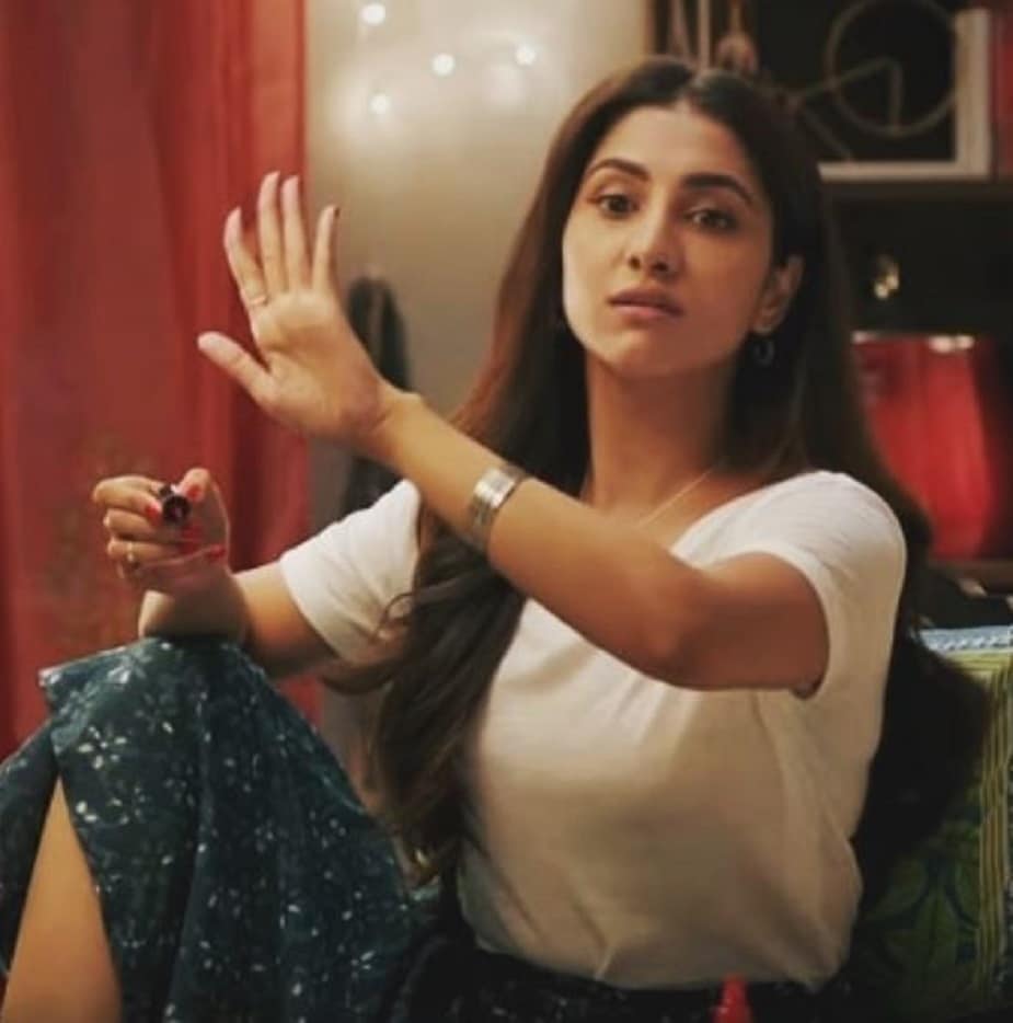 ছবির সেটে রুক্মিণী নিজে নেইলপলিশ পড়তে ব্যস্ত। সেই সঙ্গে এই দিন সেটের প্রায় সবার নখেই রঙ করে ছেড়েছেন তিনি। বাদ যাননি দেবও।photo source collected ছবির সেটে রুক্মিণী নিজে নেইলপলিশ পড়তে ব্যস্ত। সেই সঙ্গে এই দিন সেটের প্রায় সবার নখেই রঙ করে ছেড়েছেন তিনি। বাদ যাননি দেবও।photo source collected
