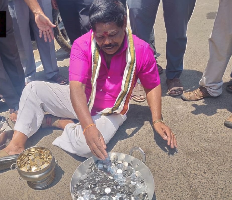 ♦ গতকাল সোমবার কুপ্পালজি গিয়েছিলেন মনোনয়ন জমা করতে। সে জন্য তাঁকে সিকিউরিটি ডিপোজিট হিসাবে জমা দিতে হত ২৫ হাজার টাকা। তিনি সেই টাকা জমাও দিয়েছেন। ♦ গতকাল সোমবার কুপ্পালজি গিয়েছিলেন মনোনয়ন জমা করতে। সে জন্য তাঁকে সিকিউরিটি ডিপোজিট হিসাবে জমা দিতে হত ২৫ হাজার টাকা। তিনি সেই টাকা জমাও দিয়েছেন।