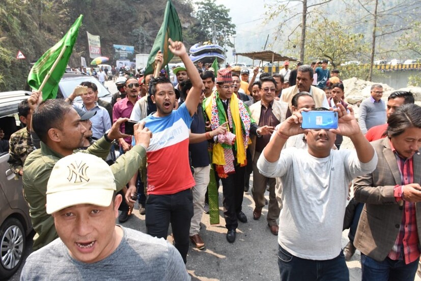  ২০১৪ লোকসভা নির্বাচনের বিজয়ী প্রার্থী ও সাংসদ এসএস আহলুওয়ালিয়া সপ্তদশ নির্বাচনে না লড়ার সিদ্ধান্ত নিয়েছিলেন আগেই । 