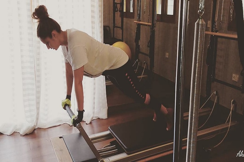 অন্যান্য মায়েদের মতোই ছেলে কোলে বেশ ব্যস্ত ছিলেন সানিয়া ৷ কিন্তু টেনিস কোর্টে ফিরতে হবে তো তাকে ৷ তাই সানিয়া শুরু করেছেন শরীরচর্চা ৷ আবার পুরনো ফর্মে ফিরতে হবে যে ! বাড়াতে হবে ফিটনেস ৷ প্রেগন্যান্সি ফ্যাট ঝড়াতে বেশ কসরত করতে হচ্ছে সানিয়াকে ৷ Photo Courtesy: Instagram 