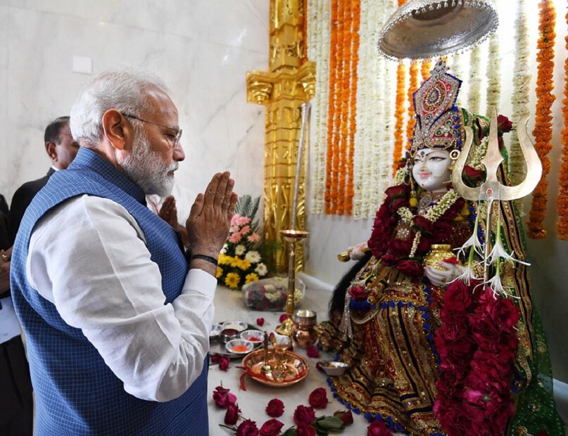 ♦ শিবরাত্রি পূণ্যতিথিতে একই সঙ্গে পর পর মহাদেব এবং দেবী অন্নপূর্ণার পুজো দিলেন তিনি ৷ ছবি: পিটিআই ৷
