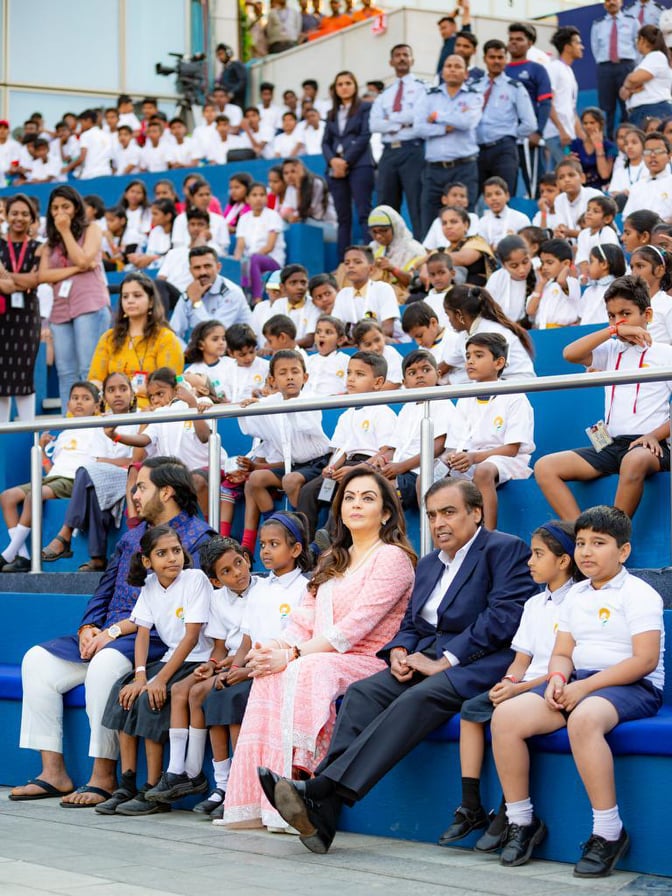 জিও ওয়ার্ল্ড সেন্টার, যা রিলায়েন্স ইন্ডাস্ট্রিজের পক্ষ থেকে দেশের সবচেয়ে বড় এবং সেরা গ্লোবাল কনভেনশন ফেসিলিটি তৈরি করার একটা প্রজেক্ট, তারই একটা অংশ হল এই ধীরুভাই আম্বানি স্কোয়ার ৷ জিও ওয়ার্ল্ড সেন্টার, যা রিলায়েন্স ইন্ডাস্ট্রিজের পক্ষ থেকে দেশের সবচেয়ে বড় এবং সেরা গ্লোবাল কনভেনশন ফেসিলিটি তৈরি করার একটা প্রজেক্ট, তারই একটা অংশ হল এই ধীরুভাই আম্বানি স্কোয়ার ৷