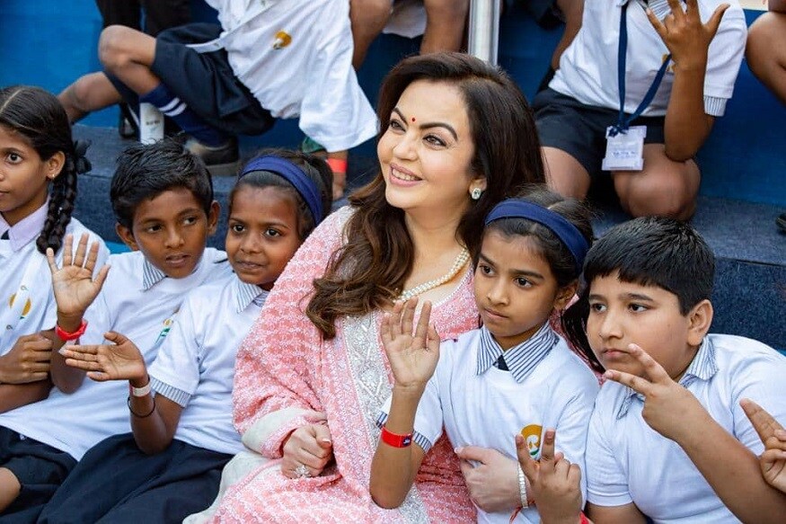 মুম্বইয়ের বান্দ্রা কুর্লা কম্পলেক্সে ধীরুভাই আম্বানি ইন্টারন্যাশনাল স্কুলের ঠিক বিপরীতেই বুধবার ধীরুভাই আম্বানি স্কোয়ারের উদ্বোধন করলেন রিলায়েন্স ফাউন্ডেশনের চেয়ারম্যান নীতা আম্বানি ৷ মুম্বইয়ের বান্দ্রা কুর্লা কম্পলেক্সে ধীরুভাই আম্বানি ইন্টারন্যাশনাল স্কুলের ঠিক বিপরীতেই বুধবার ধীরুভাই আম্বানি স্কোয়ারের উদ্বোধন করলেন রিলায়েন্স ফাউন্ডেশনের চেয়ারম্যান নীতা আম্বানি ৷